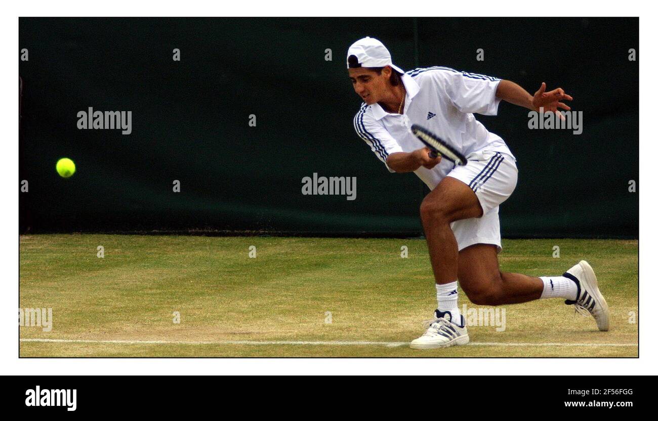 Wimbledon......... N Lapentti che gioca a Clement in campo 2.pic David Sandison 1/7/2002 Foto Stock