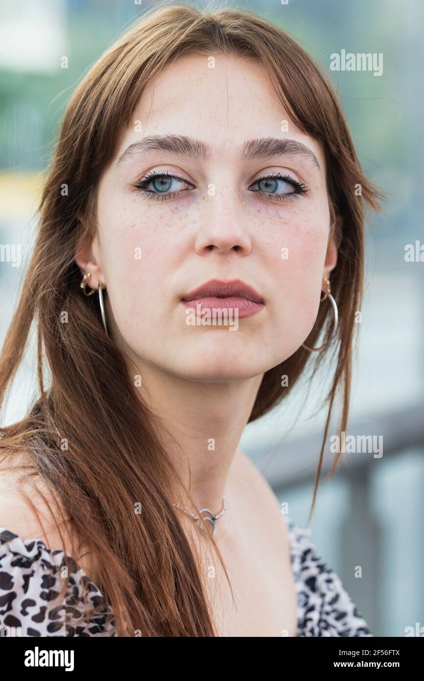 Bella donna con gli occhi blu che guardano via Foto Stock