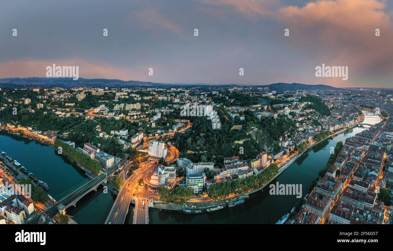 Francia, Auvergne-Rhone-Alpes, Lione, vista aerea della città illuminata situato alla confluenza dei fiumi Rodano e Saone al crepuscolo Foto Stock