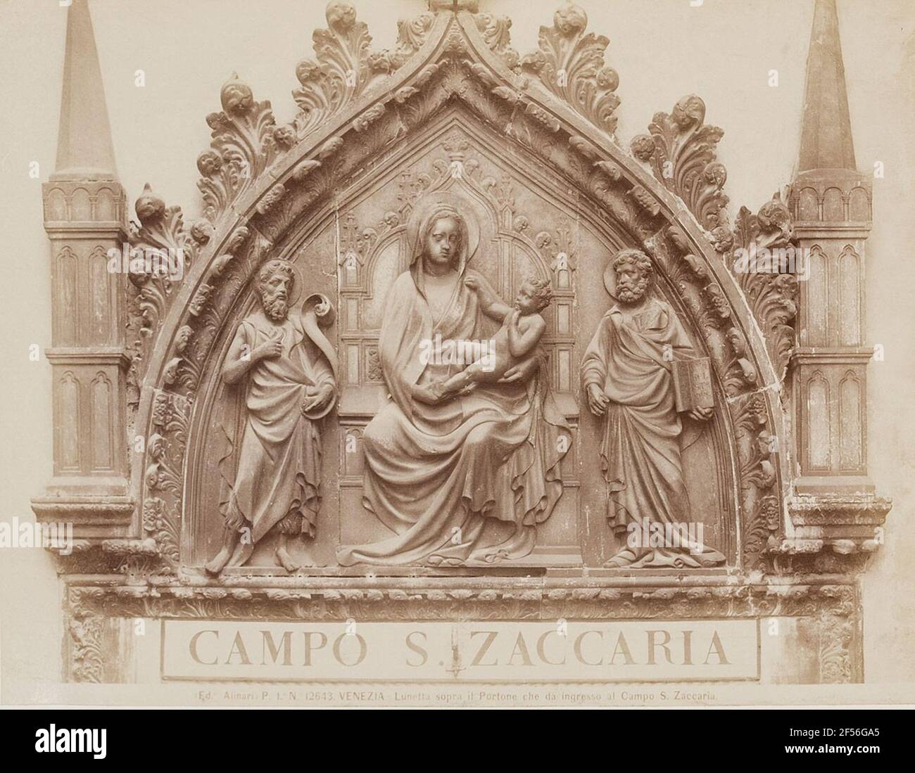 Cornice sul portale di campo San Zaccaria. . Foto Stock