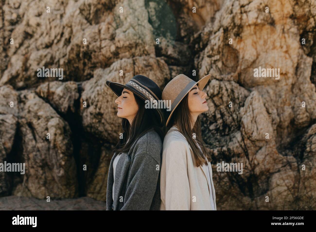Le giovani sorelle tornano indietro dalla formazione rocciosa Foto Stock