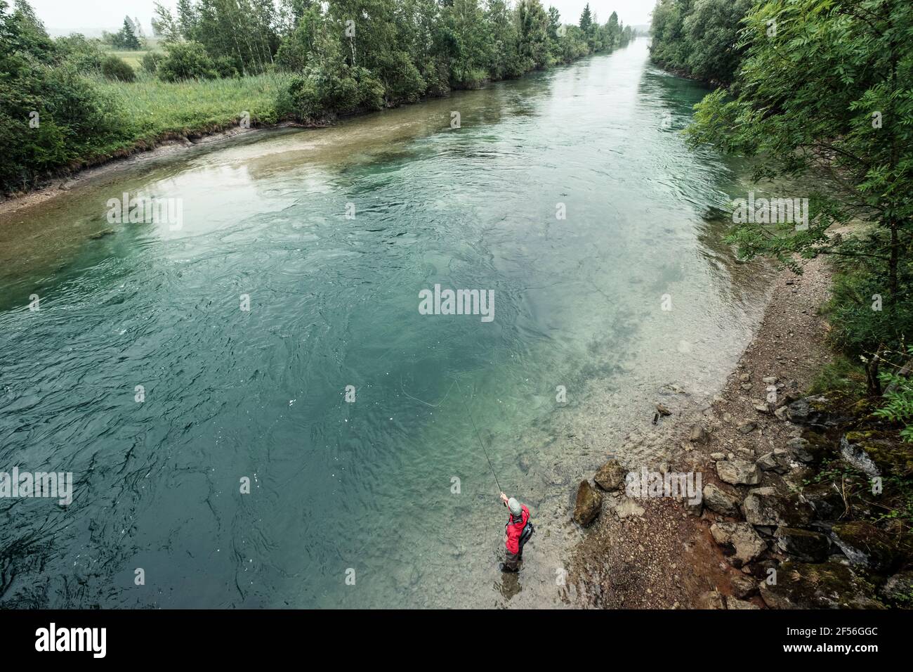 Esperienza nella pesca con la mosca mentre si trova nel fiume Loisach a Kochelsee, Baviera, Germania Foto Stock