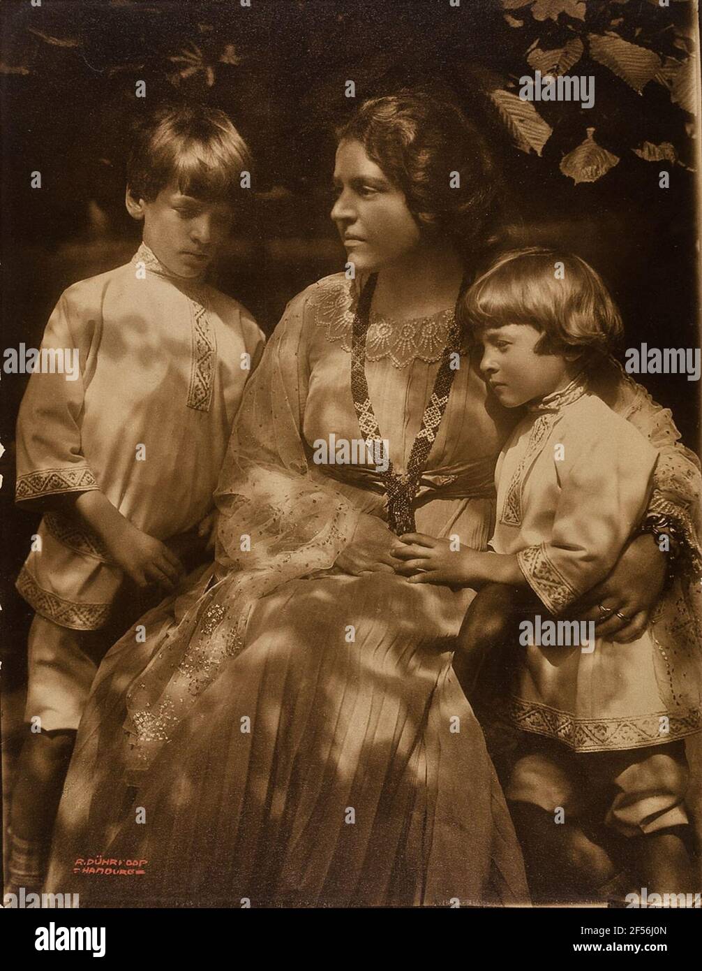 Elena Luksch-Makowsky con i figli Peter e Andreas. . Foto Stock