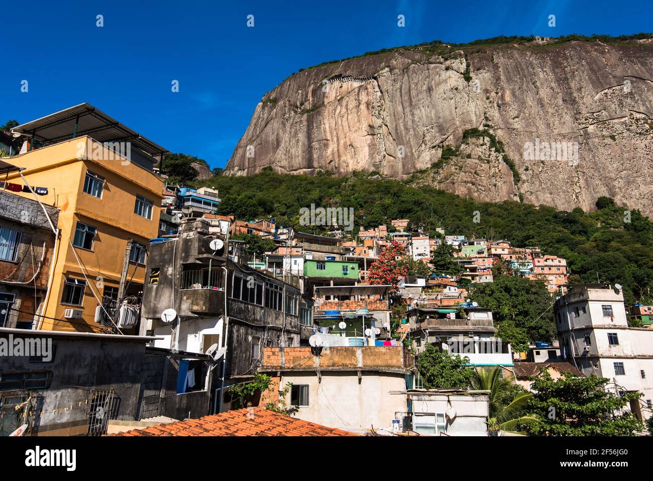 Rocinha è la più grande Favela in Brasile e si trova A Rio de Janeiro Foto Stock