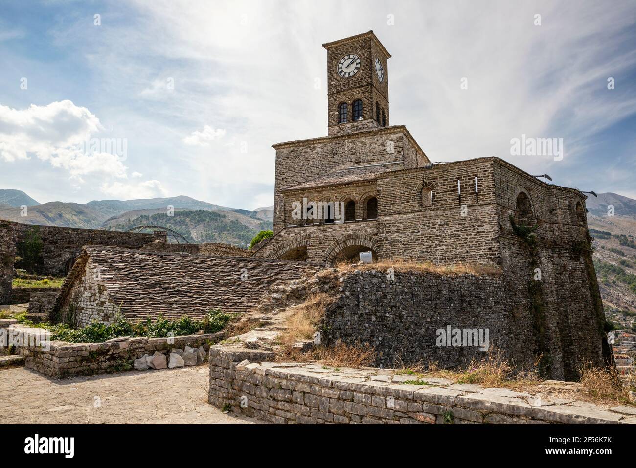 Torre dell'orologio contro il cielo nuvoloso a Gjirokaster, Albania Foto Stock