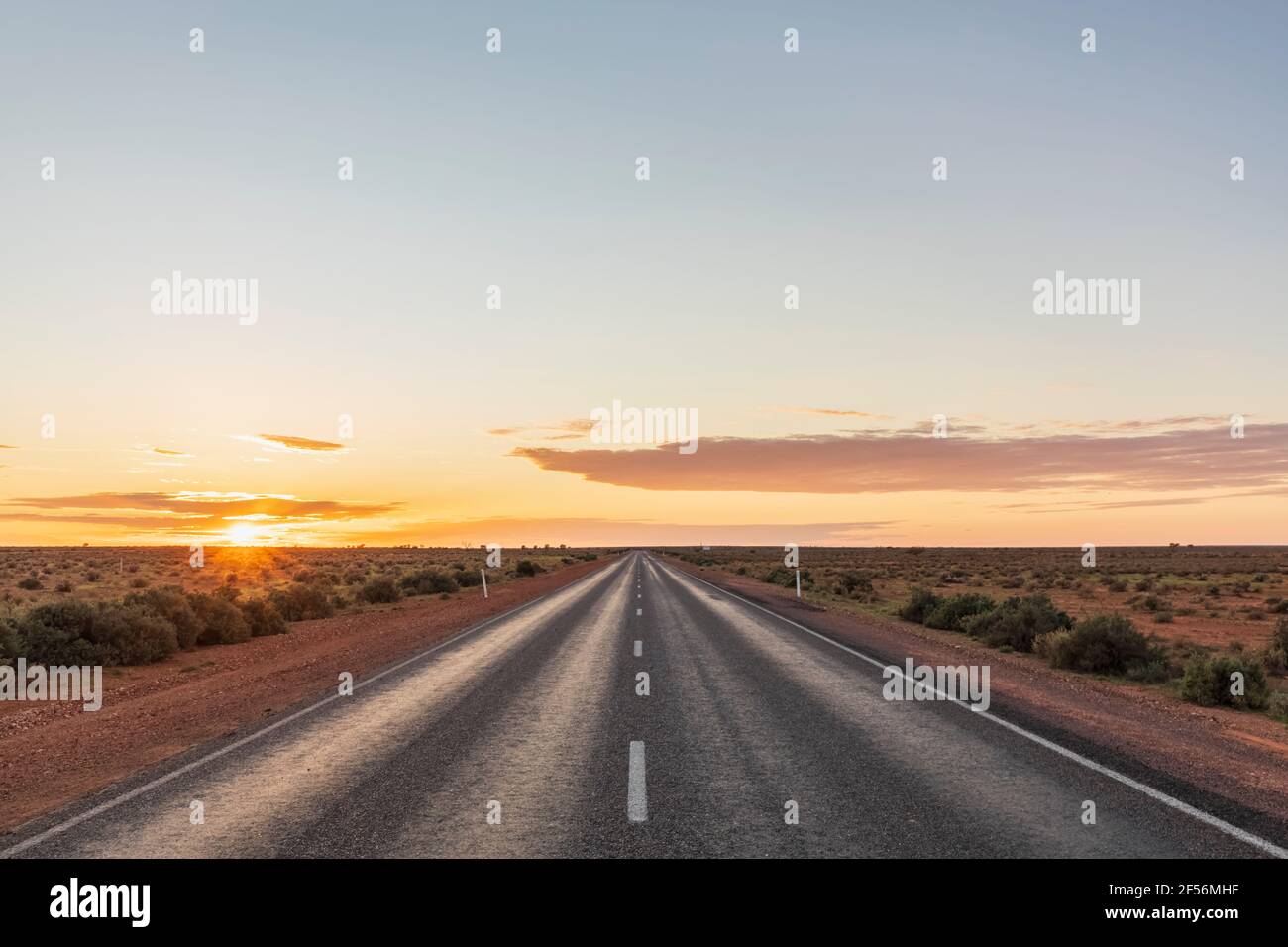 Australia, Australia del Sud, Stuart Highway al tramonto Foto Stock