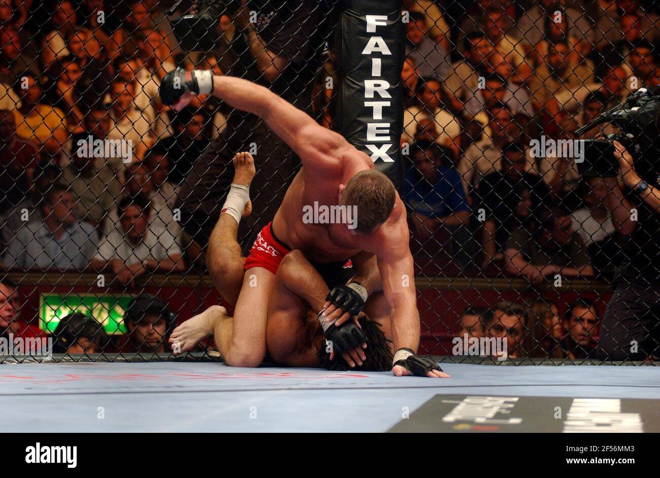 Il combattente del peso Welterweight dell'UFC Carlos Newton è stato martoriato dal campione Matt Hughes.13 luglio 2002 foto Andy Paradise Foto Stock