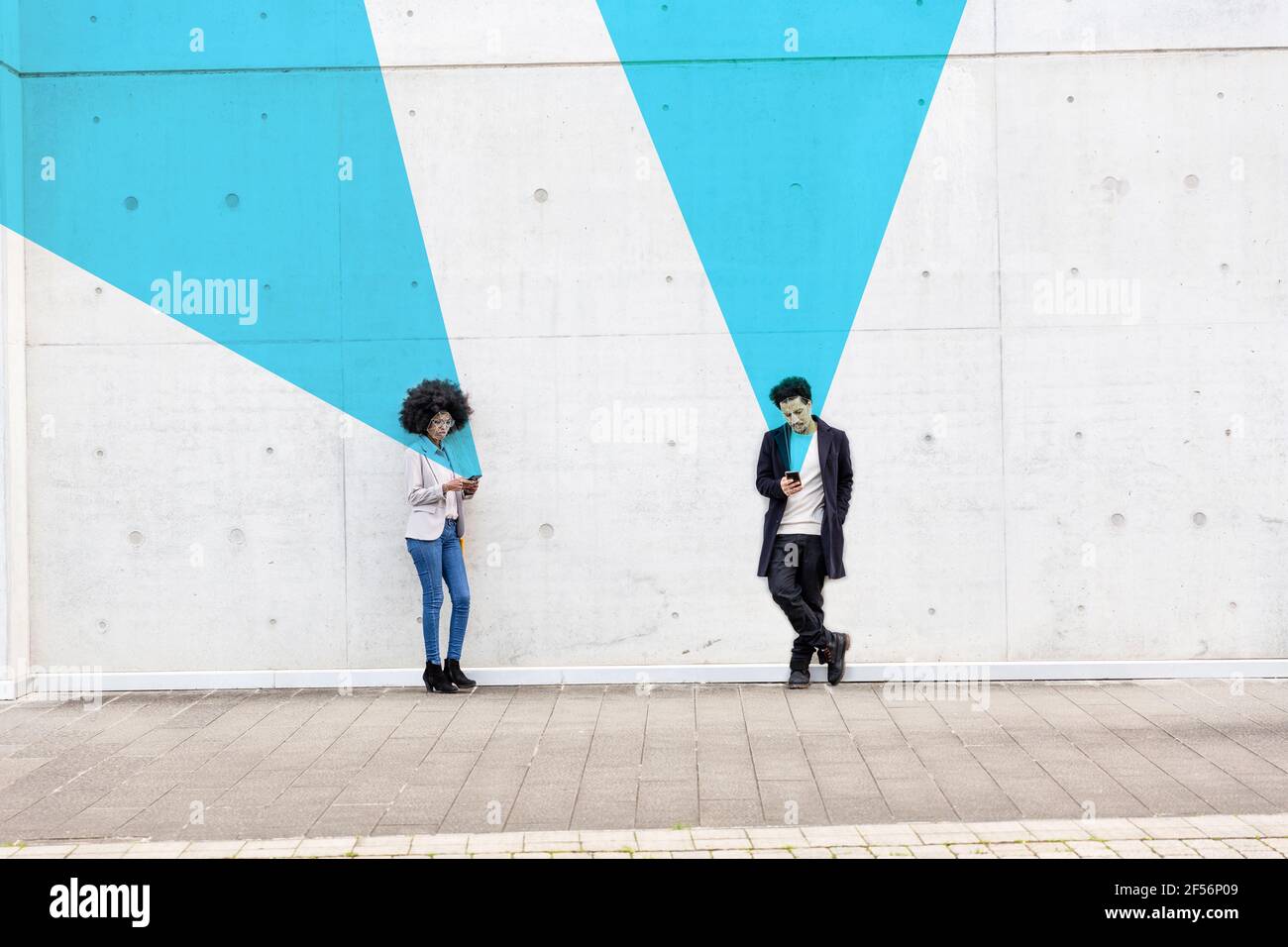 Visualizzazione grafica degli effetti di riconoscimento facciale che coprono l'uomo e la donna utilizzo di smartphone all'aperto Foto Stock Visualizzazione grafica degli effetti di riconoscimento facciale che coprono l'uomo e la donna utilizzo di smartphone all'aperto Foto Stock