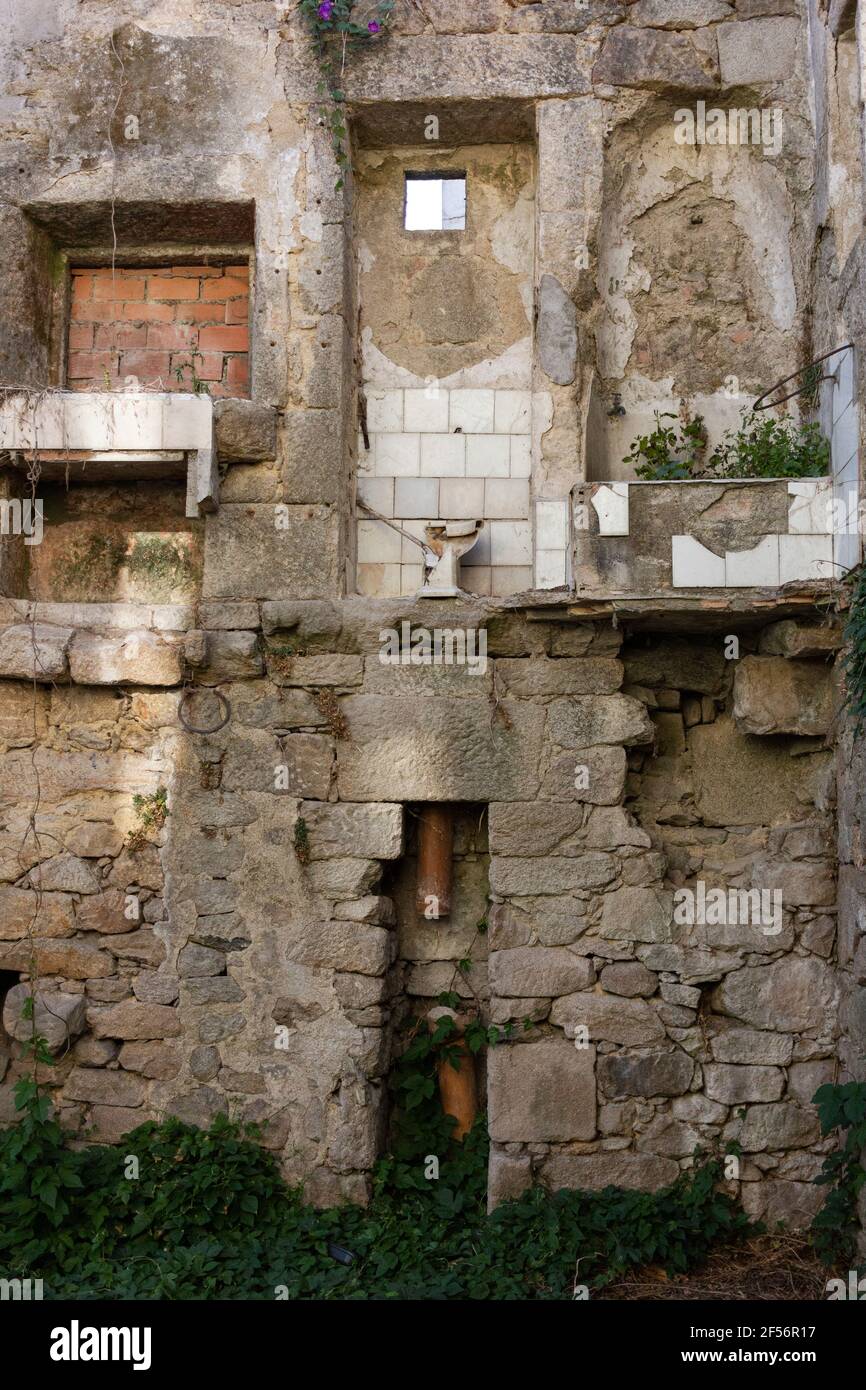 Casa in pietra dilatata, con servizi igienici a vista Foto Stock