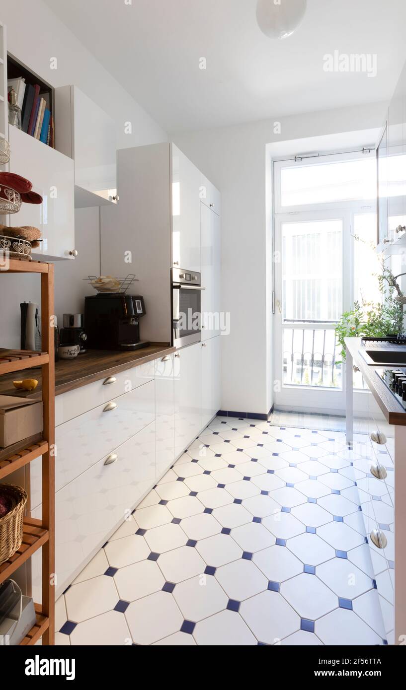 Cucina moderna con pavimento a motivi geometrici a casa Foto Stock