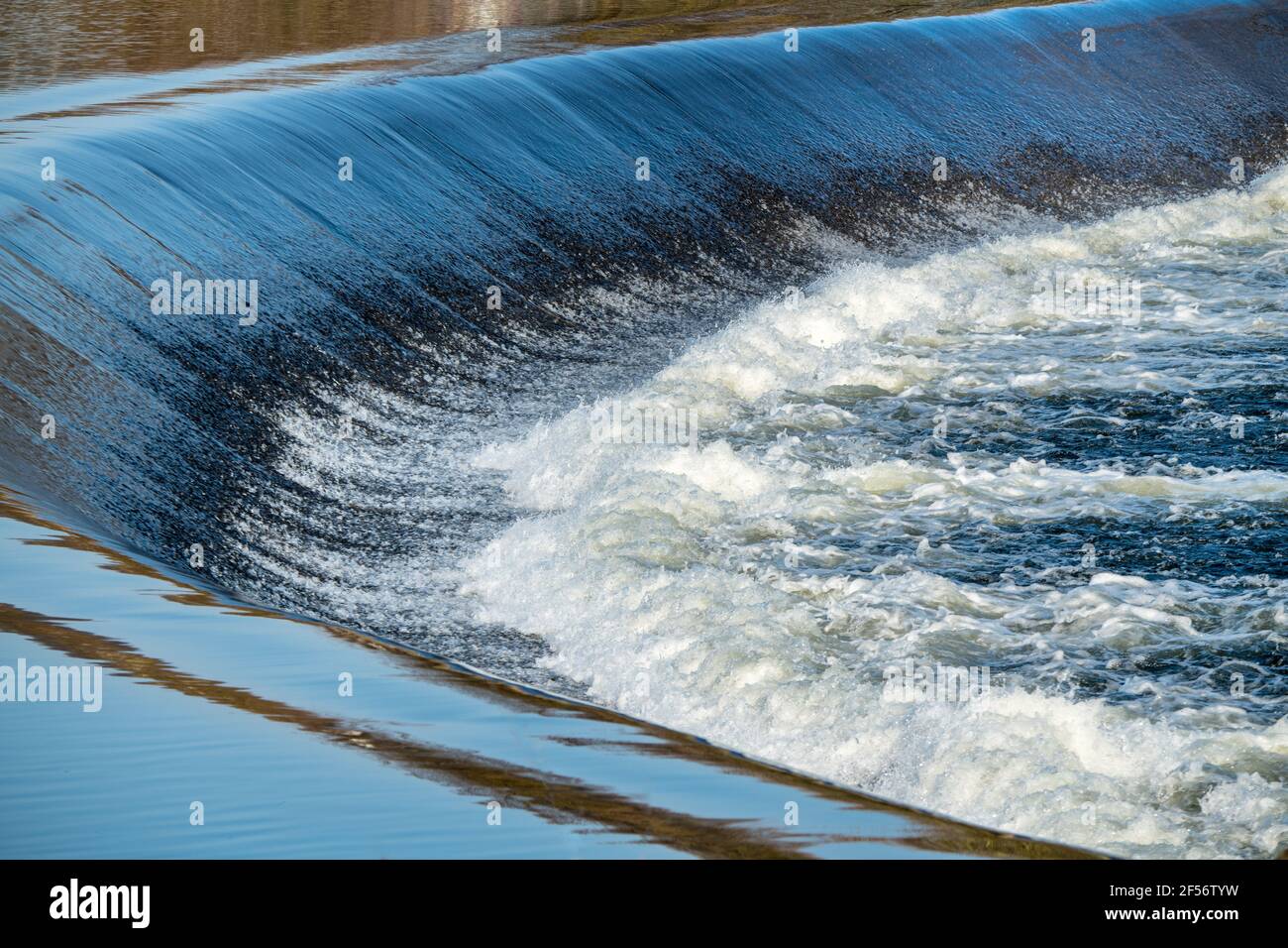 Flusso di acqua all'approvvigionamento di acqua potabile Foto Stock