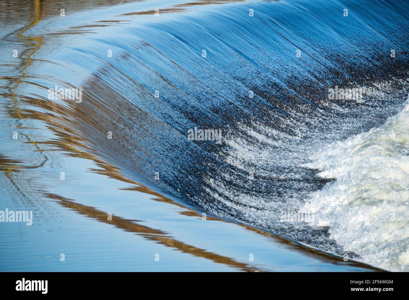 Flusso di acqua all'approvvigionamento di acqua potabile Foto Stock