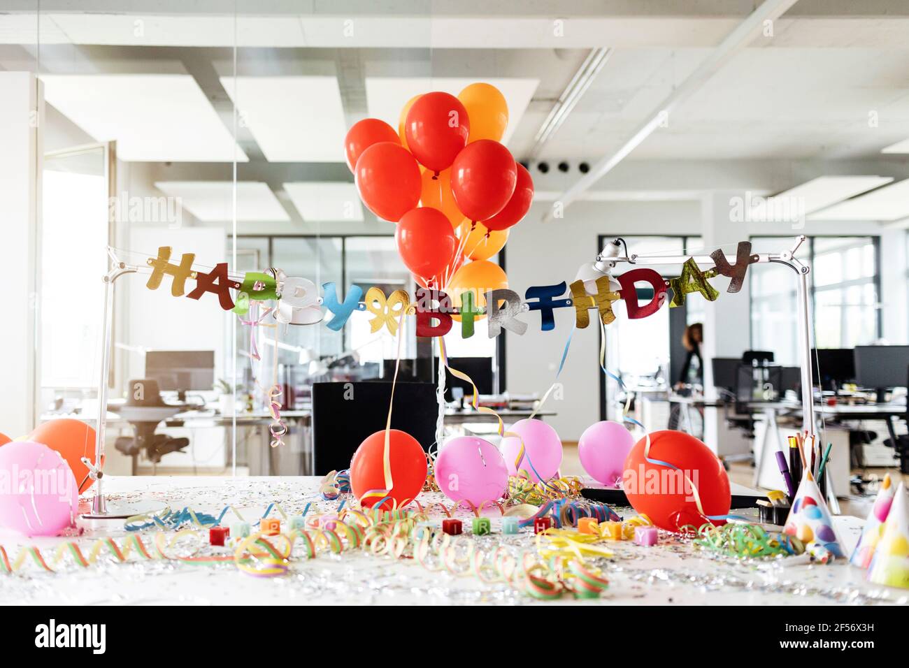 Decorazione di compleanno in ufficio Foto Stock