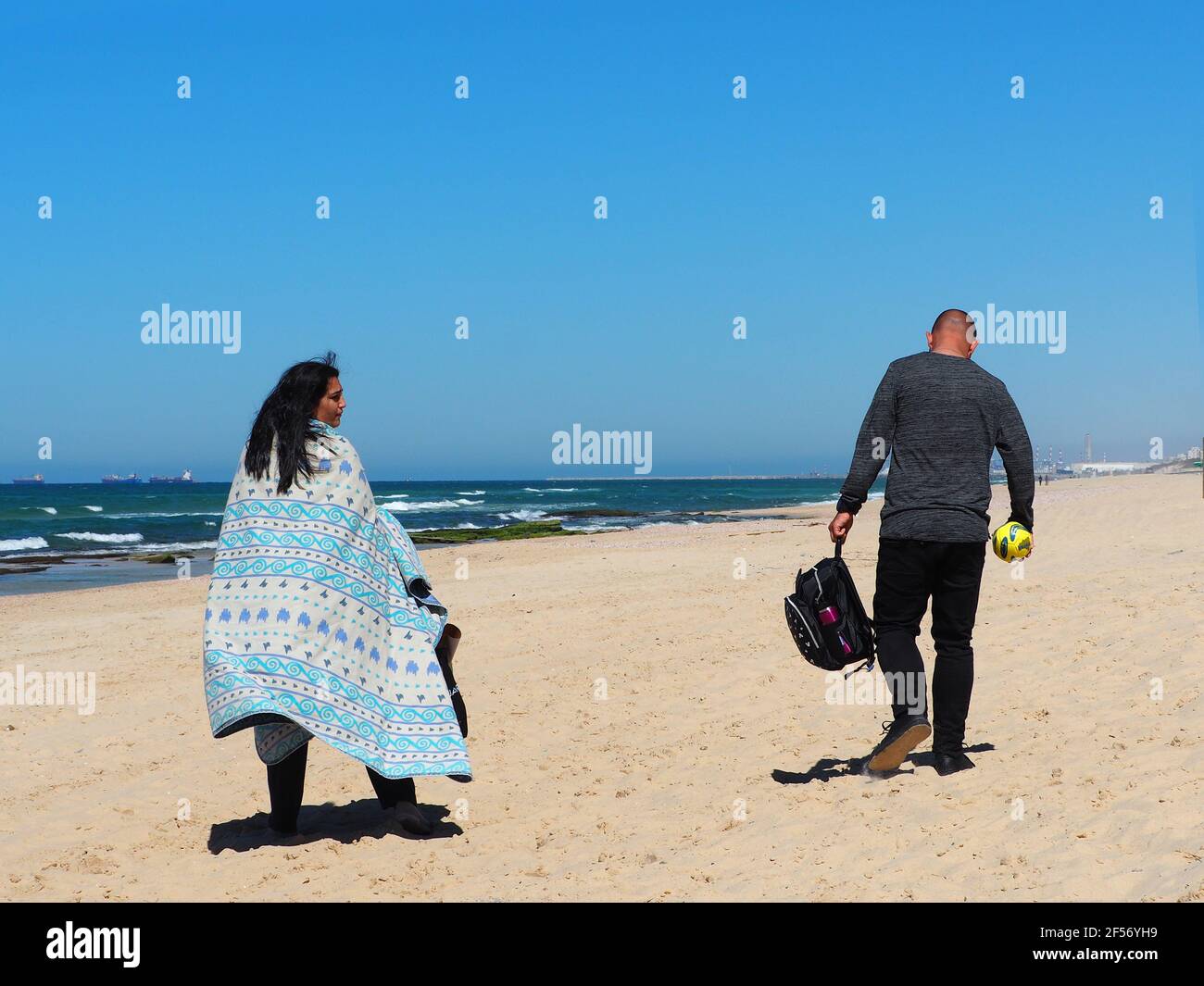 Spiaggia di Nitzanim, Israele - 6 marzo 2021: Coppia di famiglia sulla spiaggia. Foto Stock