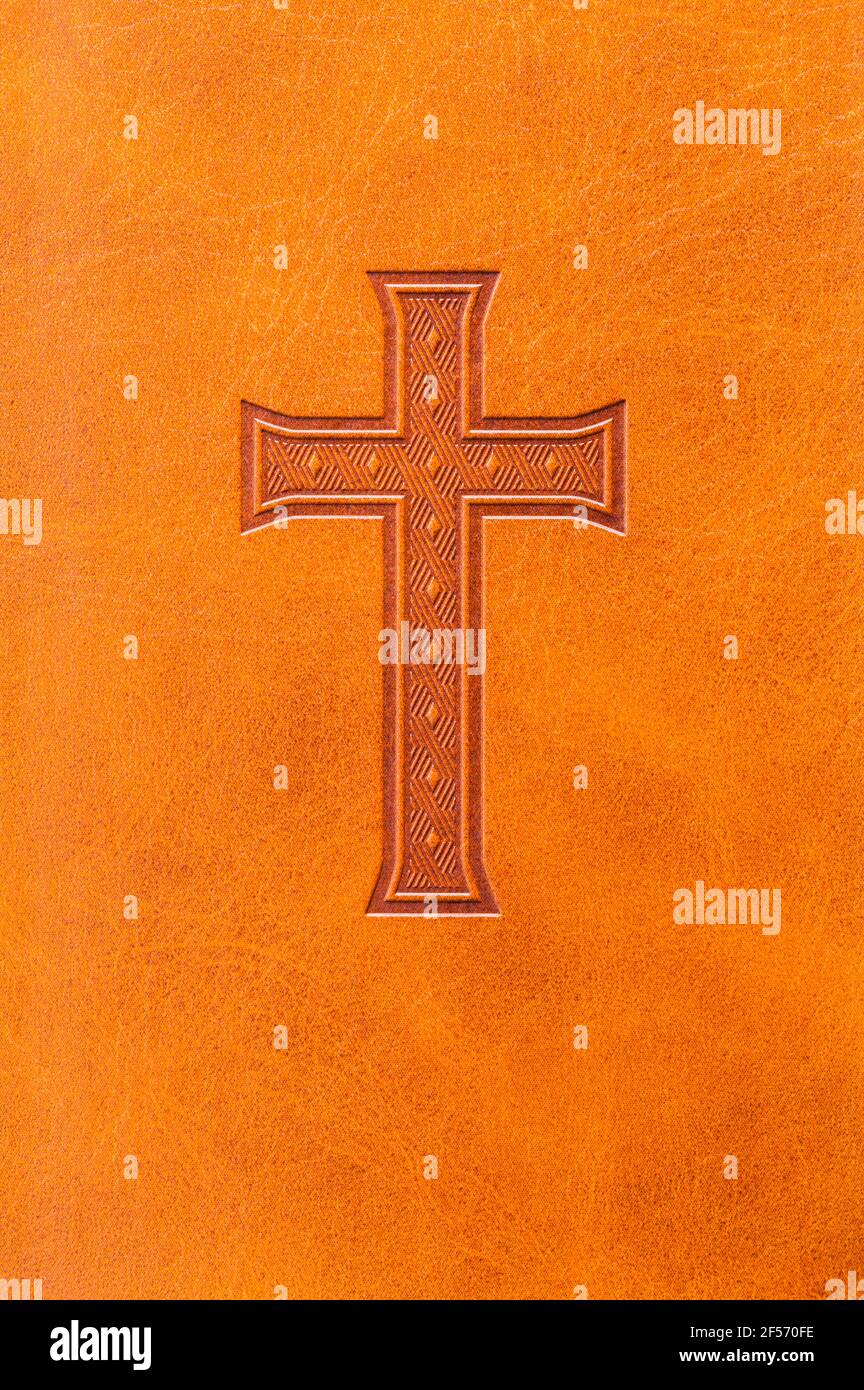 Copertina della Sacra Bibbia con croce e pelle sfondo texture. Foto Stock