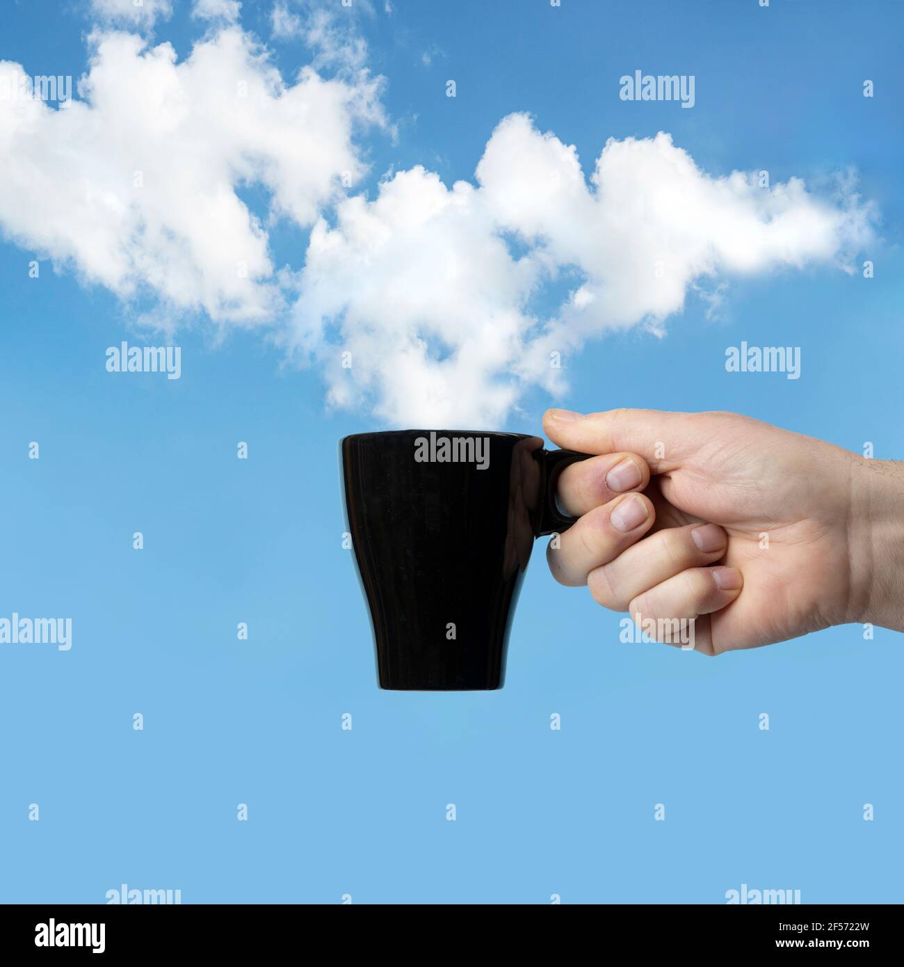Le nuvole nel cielo come il vapore che si erge da a. tazza di caffè Foto Stock