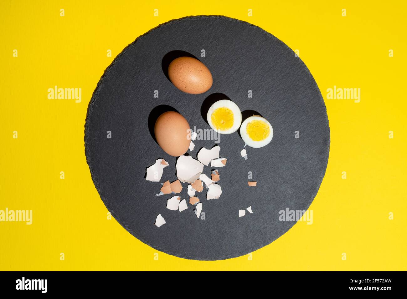 Alcune uova sode su una piastra di pietra nera Foto Stock