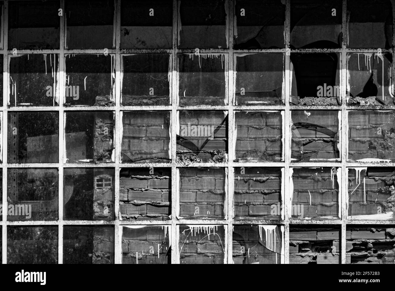 Immagine in scala di grigi di vetri e finestre vecchi rotti Foto Stock