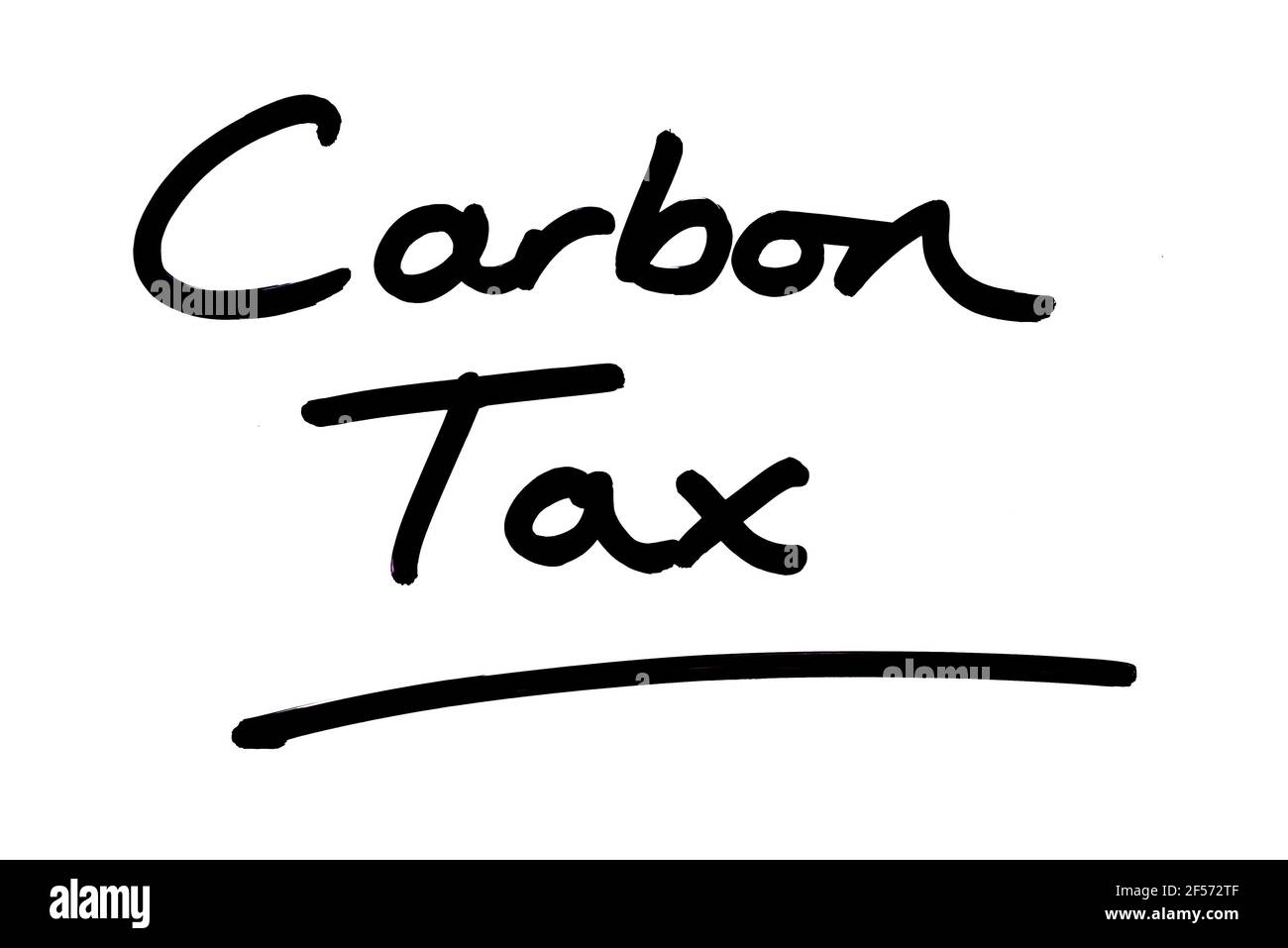 Carbon Tax, scritta a mano su sfondo bianco. Foto Stock