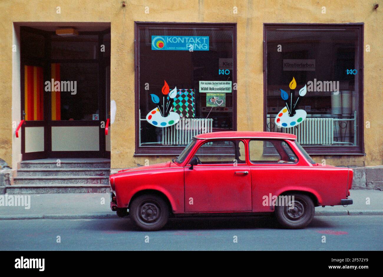 Trabant ha parcheggiato fuori da un negozio, il 19 maggio 1990, appena quattro mesi prima della riunificazione tedesca, Meiningen, Thüringen, GDR Foto Stock