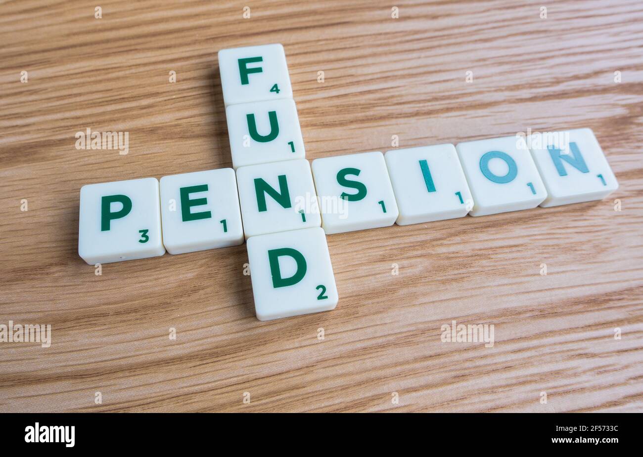 Lettera di parola di risparmio del fondo di pensione sulle piastrelle di scrabble Foto Stock