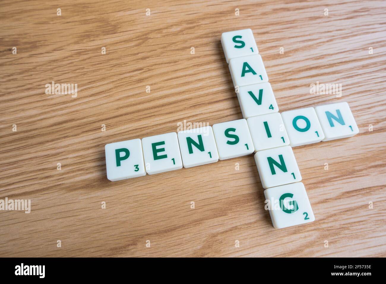 Lettera di parola di risparmio del fondo di pensione sulle piastrelle di scrabble Foto Stock