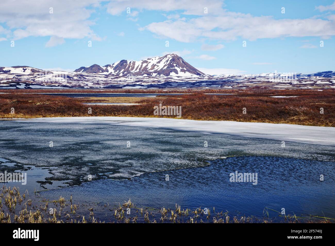 Lago ghiacciato con montagne innevate Lago Myvatn Islanda LA008941 Foto Stock