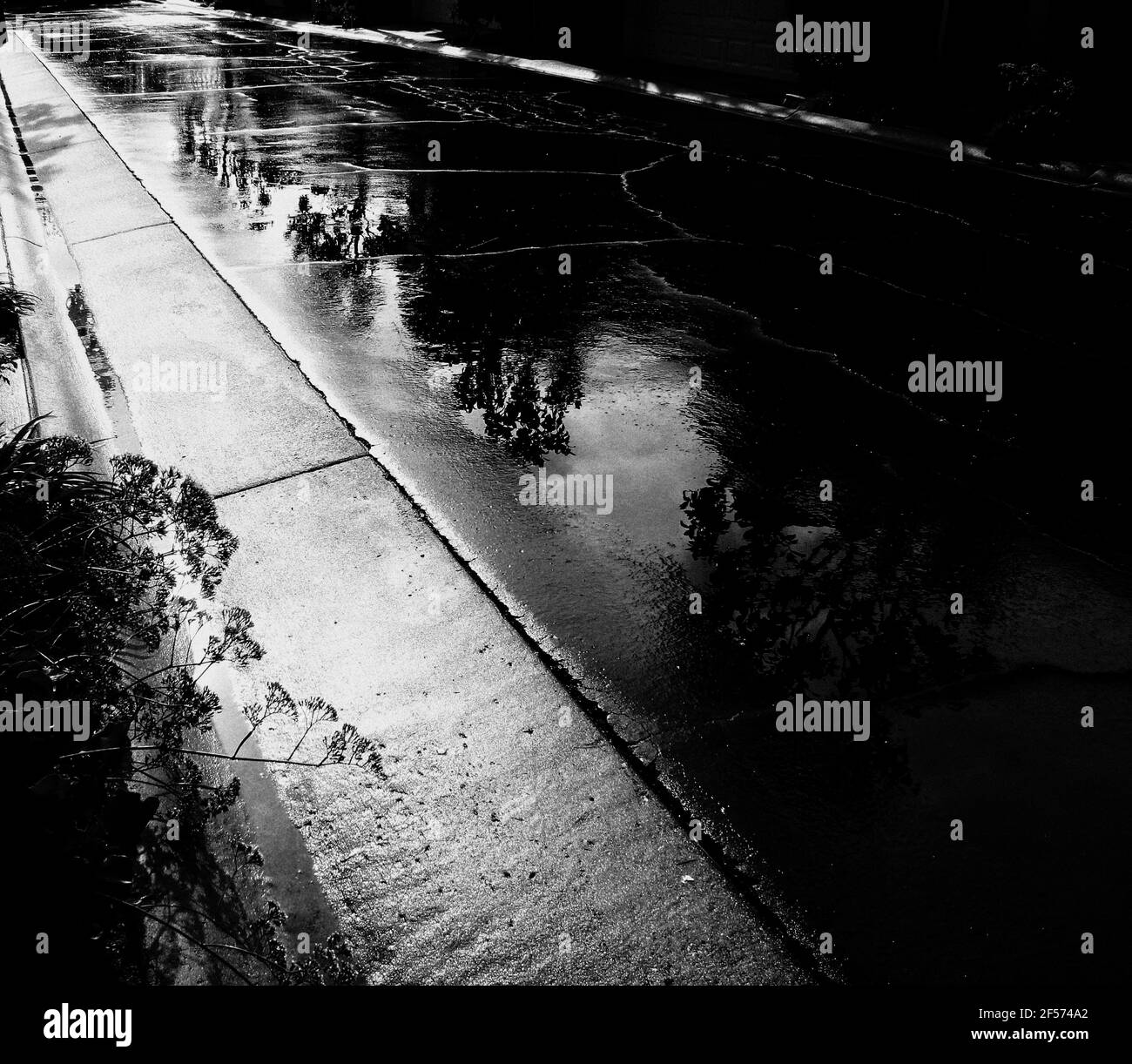 una strada dopo una giornata piovosa Foto Stock