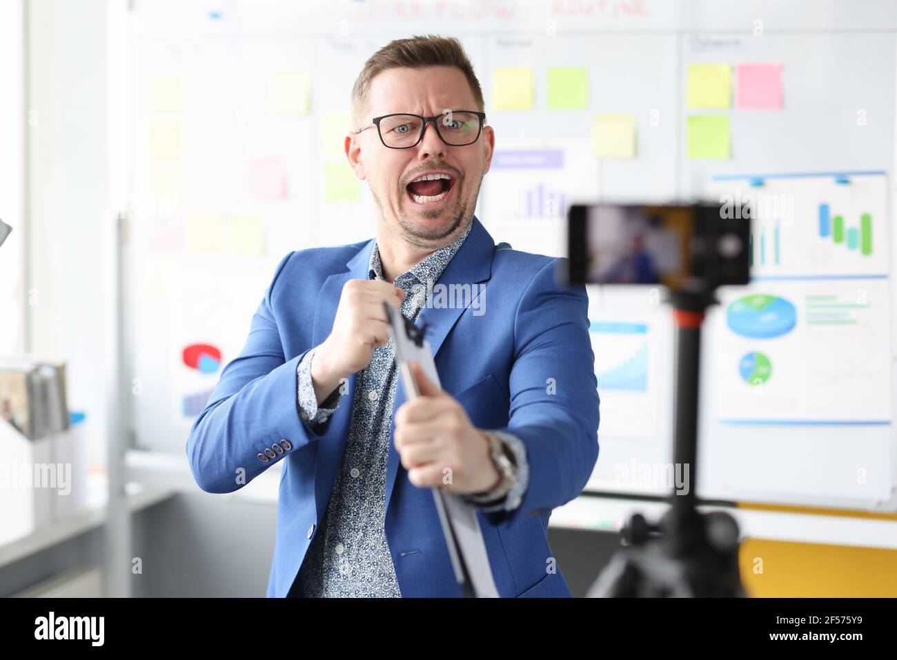 Il blogger dell'uomo d'affari conduce la formazione remota sullo sviluppo di affari Foto Stock