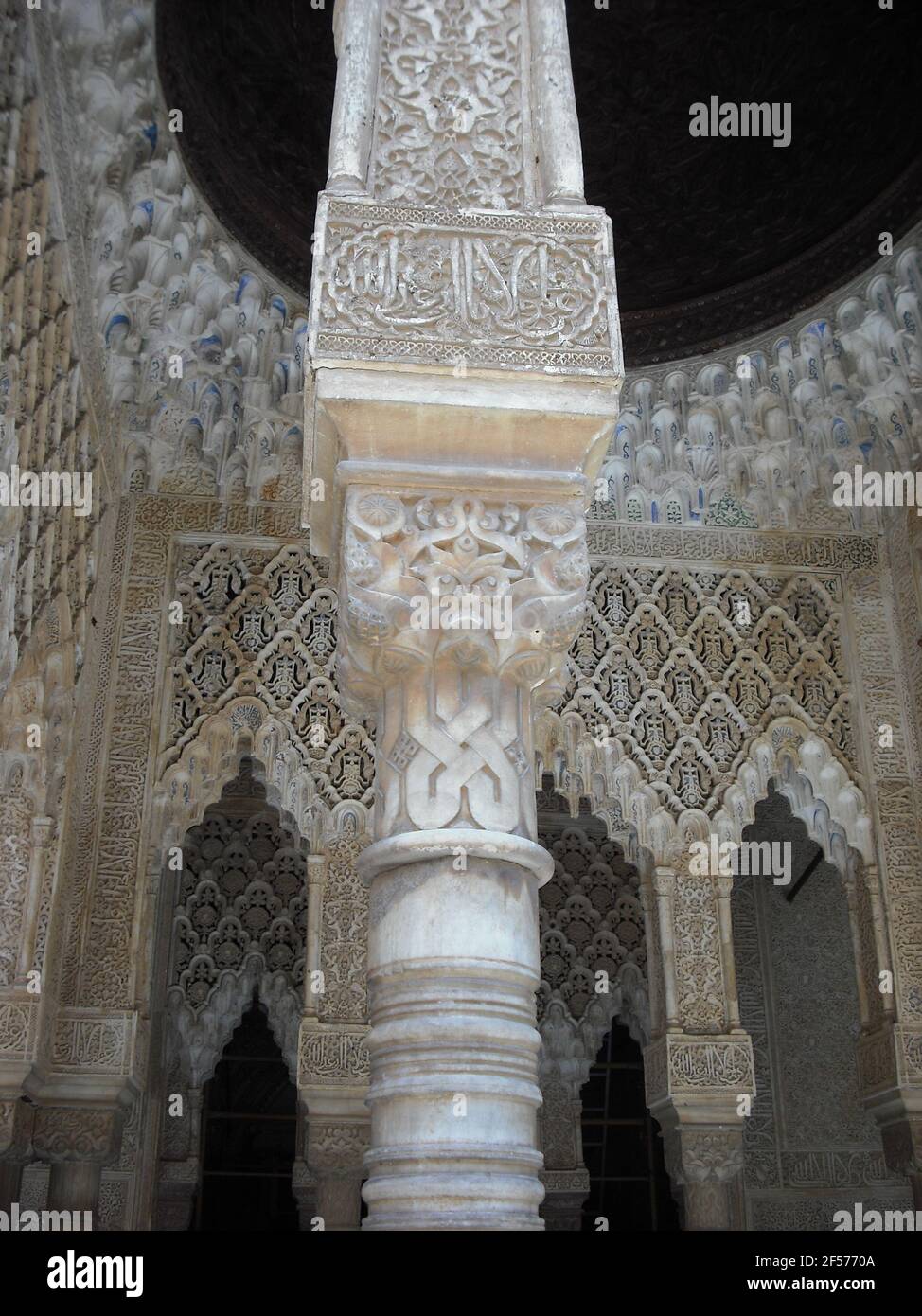 Architettura islamica, archi in pietra intagliata e fregi. Palazzo dell'Alhambra, Granada, Spagna. Foto Stock