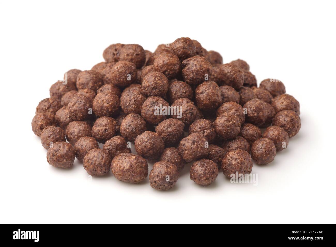 Pila di palle di cereali al cioccolato isolate su bianco Foto Stock