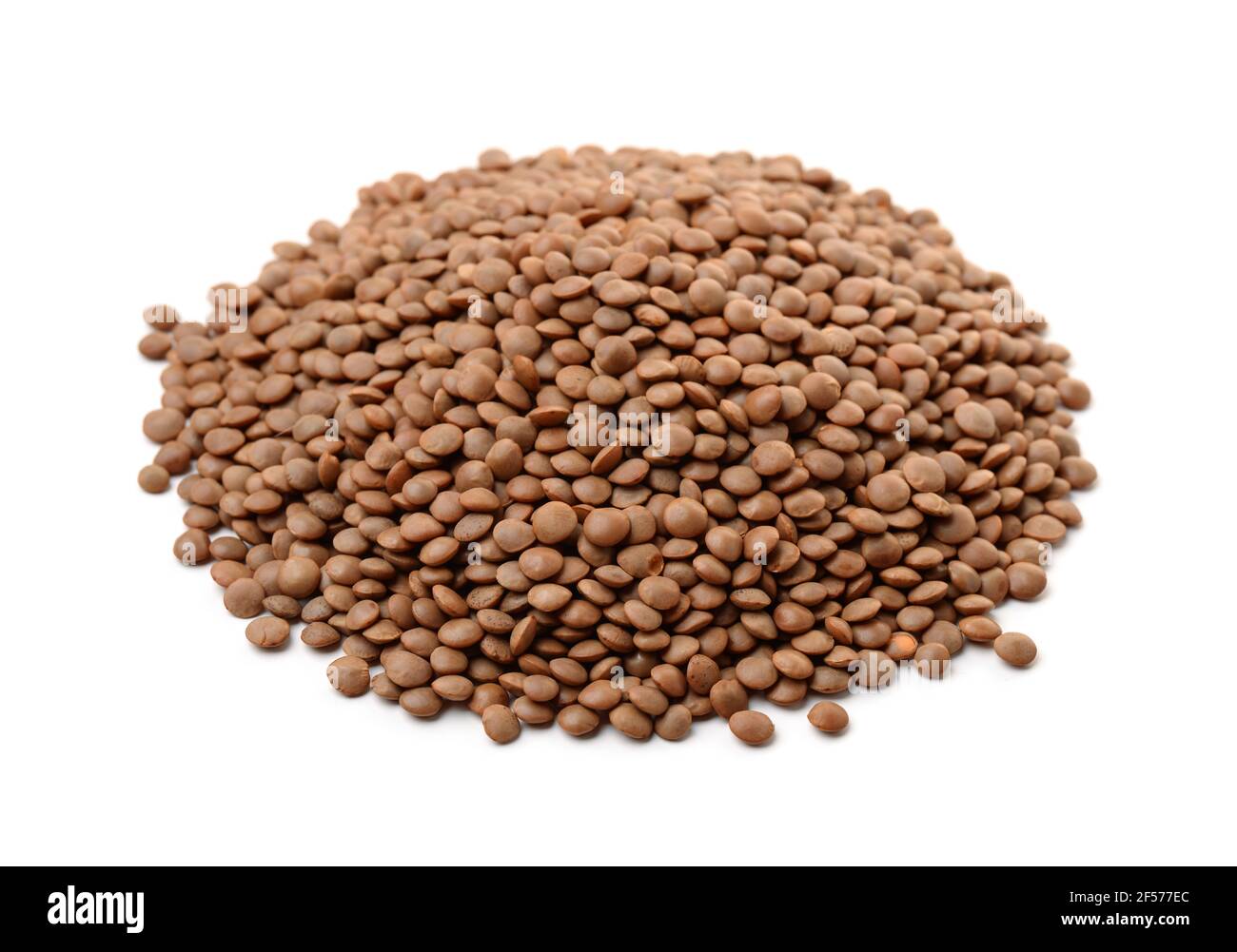 Pila di lenticchie brune secche isolate su bianco Foto Stock