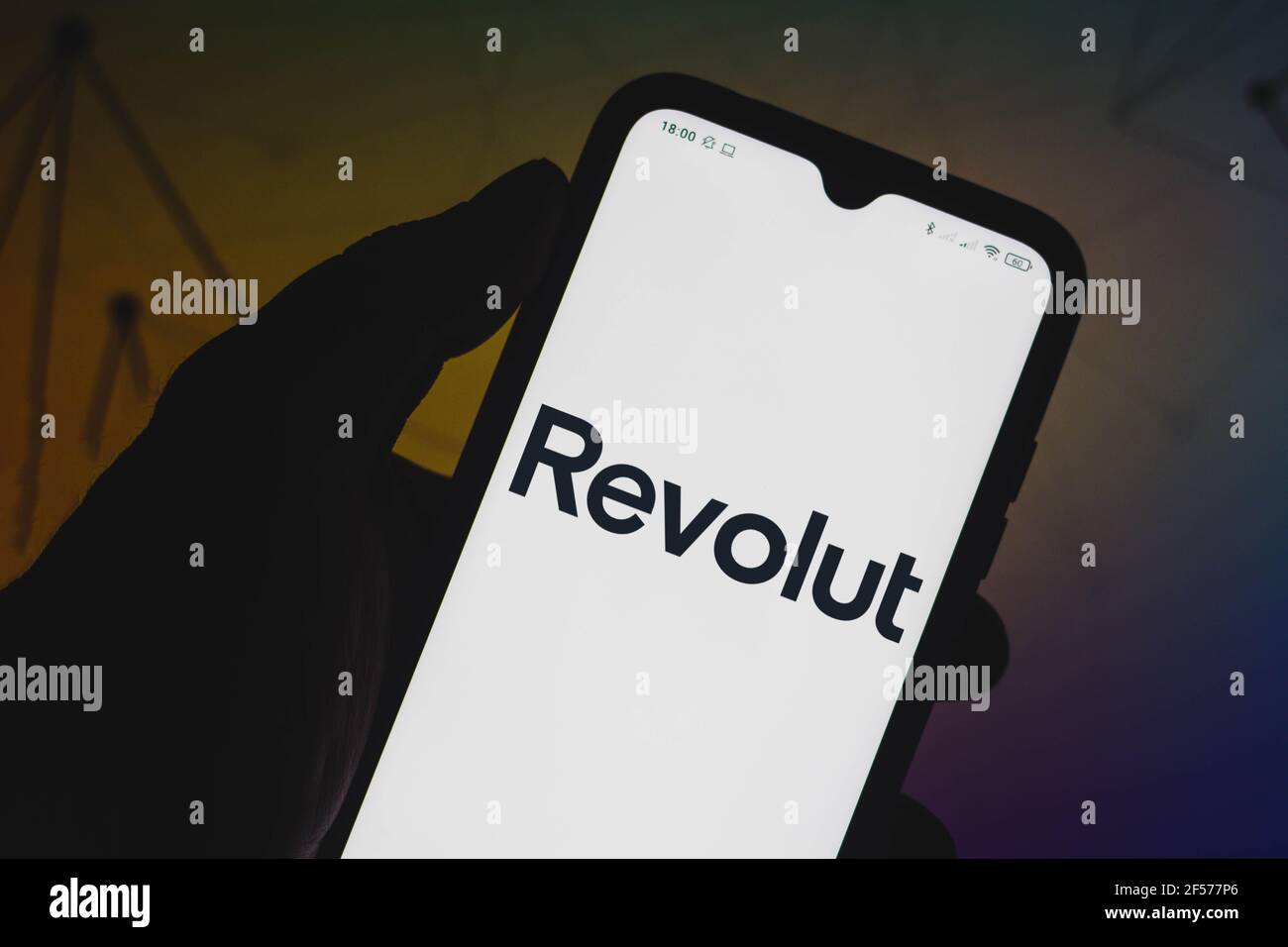 In questa immagine è riportato un logo Revolut visualizzato su uno smartphone. Foto Stock