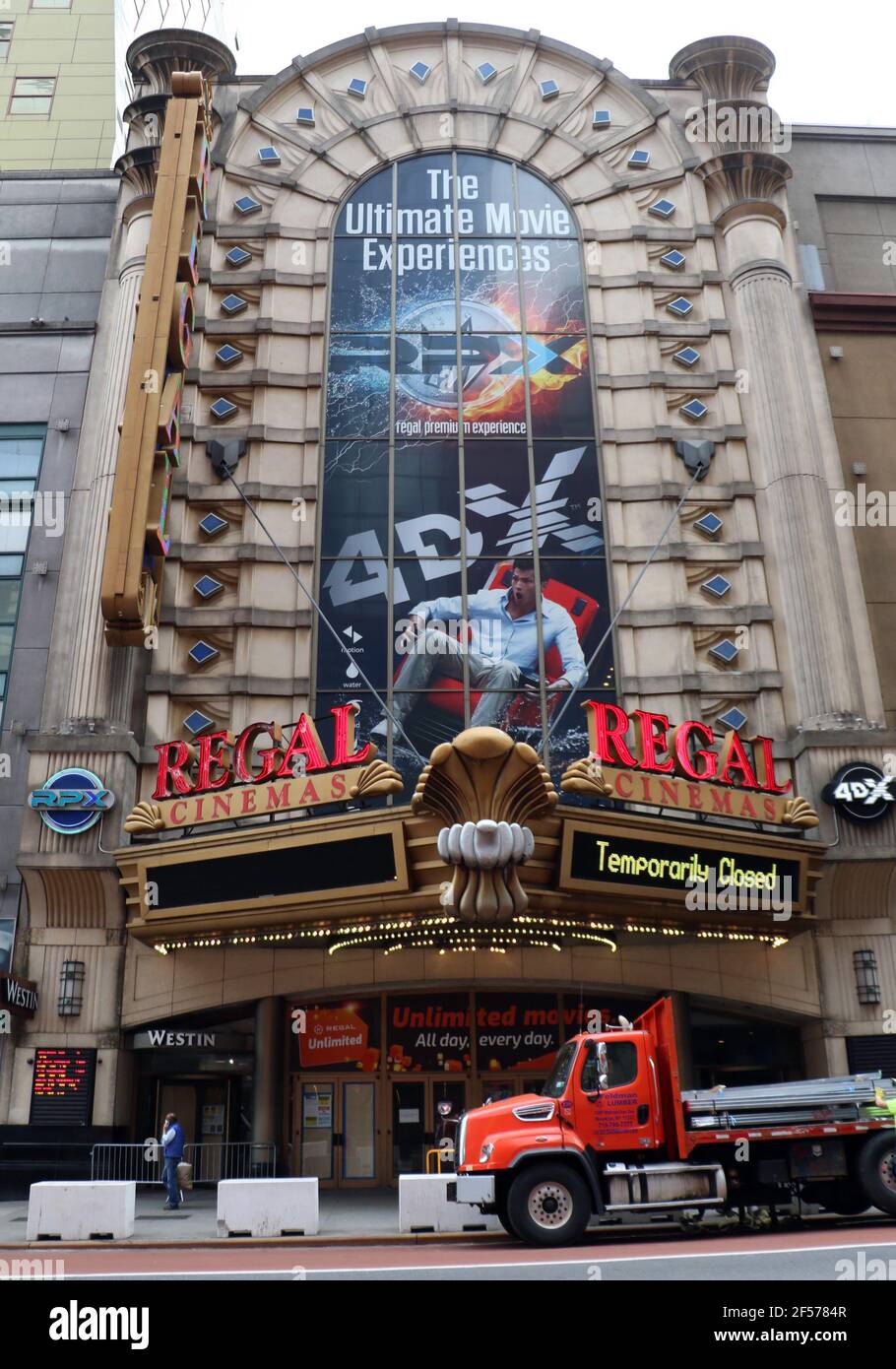 New York, NY, Stati Uniti. 24 Marzo 2021. Regal Cinemas ha riaperto i teatri in aprile dopo la pandemia COVID-19. New York City il 24 marzo 2021 Credit: RW/Media Punch/Alamy Live News Foto Stock