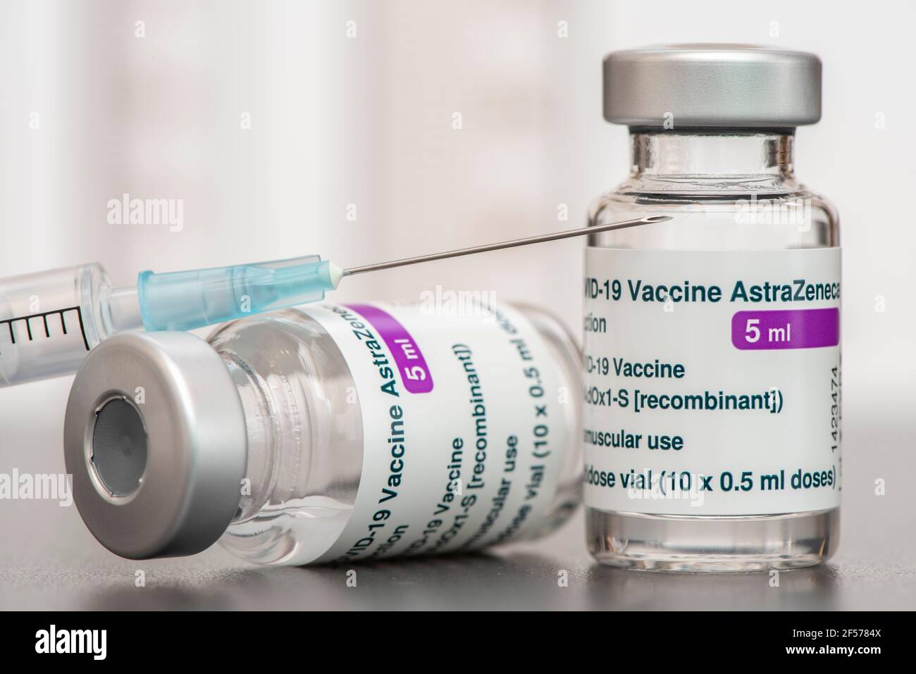 Original Impfampullen mit Impfstoff gegen Covid-19 Pandemie Foto Stock