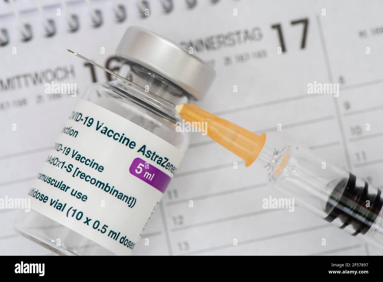 Original Impfampullen mit Impfstoff gegen Covid-19 Pandemie Foto Stock
