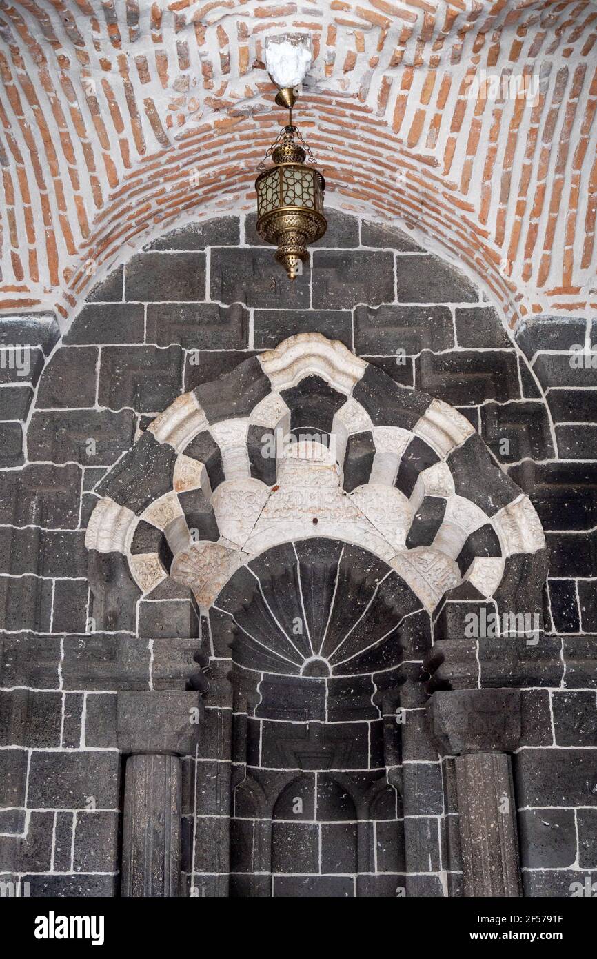 La Moschea di Ulu, la Grande Moschea di Diyarbakır, è la più antica e una delle più significative moschee dell'Anatolia. Dettaglio dalle pareti esterne del bu Foto Stock