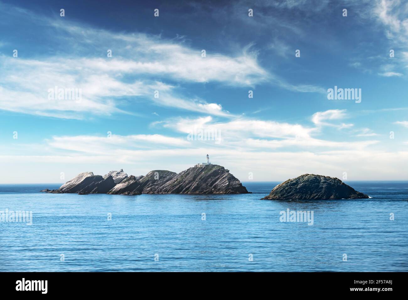 Seascape con faro sull'isola di Muckle Flugga Foto Stock