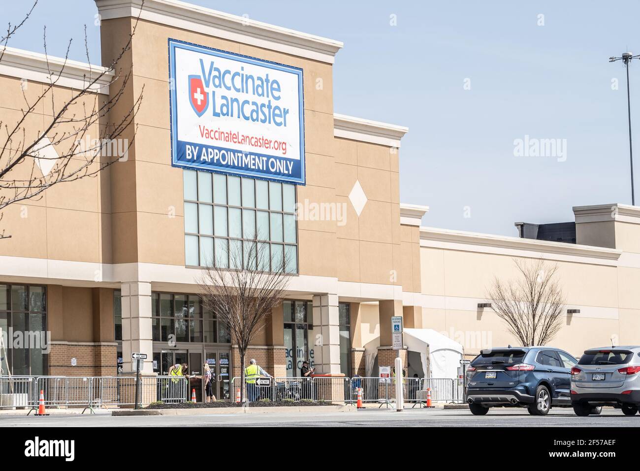 Lancaster, Pennsylvania, USA-23 marzo 2021: Persone che si svegliano nel sito di vaccinazione di massa situato nel centro commerciale Park City Mall a Lancaster, Pennsylvania Foto Stock