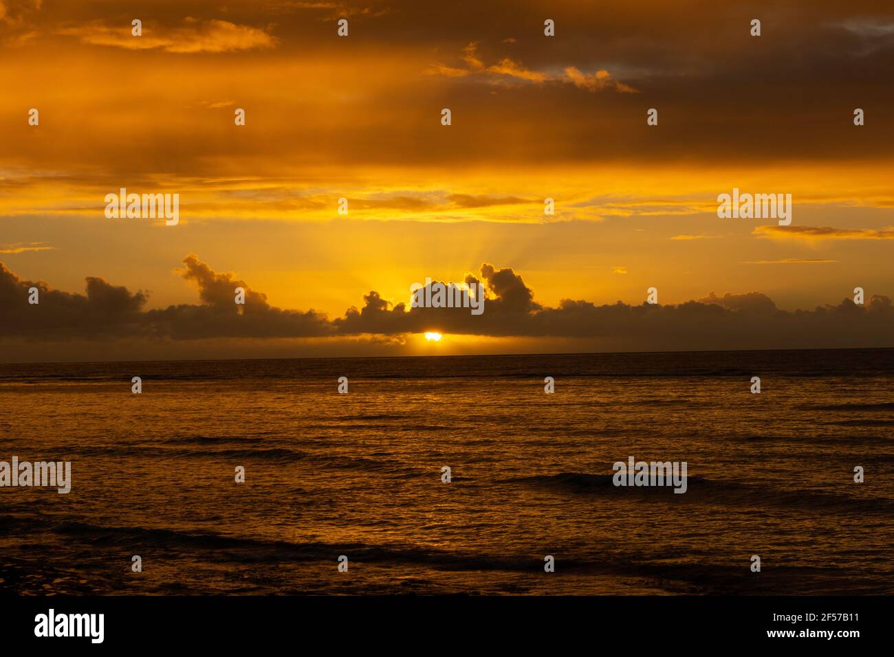 Tramonto dalla spiaggia Foto Stock