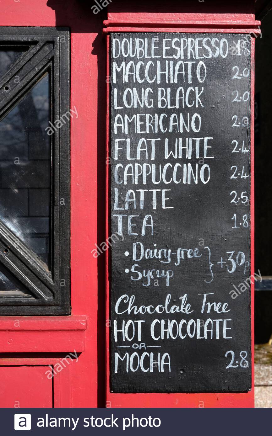 Menu caffè e listino prezzi del venditore di strada Foto Stock