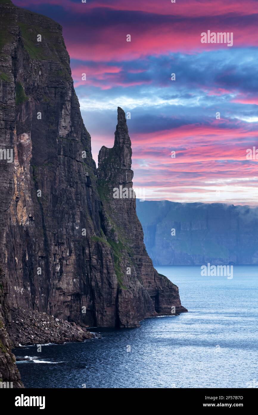 Splendido paesaggio faroese con famose scogliere Witches Finger Foto Stock