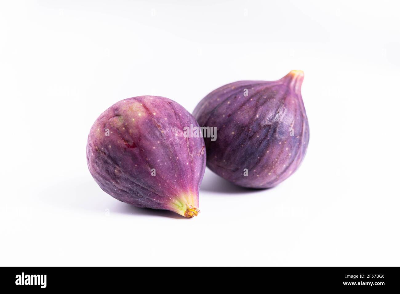 isolare fichi maturi su sfondo bianco, primo piano Foto Stock