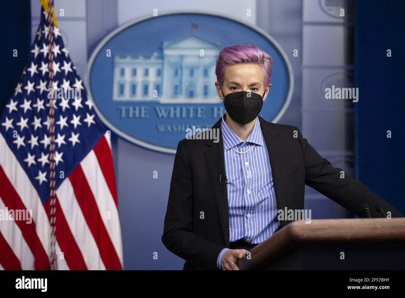 Washington, Stati Uniti. 24 Marzo 2021. Il giocatore professionista americano di calcio Megan Rapinoe ha la sua foto scattata sul podio della sala di briefing prima dell'evento per celebrare la Giornata della parità di retribuzione nella Sala da pranzo dello Stato della Casa Bianca a Washington, DC, il 24 marzo 2021. EQUAL Pay Day segna il tempo extra che una donna media negli Stati Uniti impiega per guadagnare la stessa retribuzione che i loro colleghi maschi hanno fatto l'anno civile precedente. Foto in piscina di Shawn Thew/UPI Credit: UPI/Alamy Live News Foto Stock