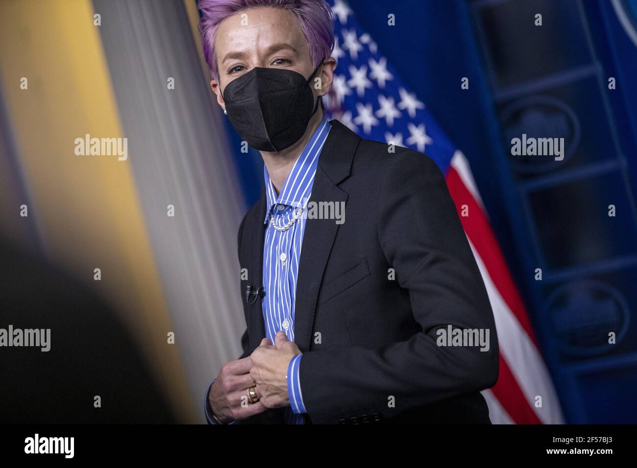 Washington, Stati Uniti. 24 Marzo 2021. Il giocatore professionista americano di calcio Megan Rapinoe ha la sua foto scattata sul podio della sala di briefing prima dell'evento per celebrare la Giornata della parità di retribuzione nella Sala da pranzo dello Stato della Casa Bianca a Washington, DC, il 24 marzo 2021. EQUAL Pay Day segna il tempo extra che una donna media negli Stati Uniti impiega per guadagnare la stessa retribuzione che i loro colleghi maschi hanno fatto l'anno civile precedente. Foto in piscina di Shawn Thew/UPI Credit: UPI/Alamy Live News Foto Stock