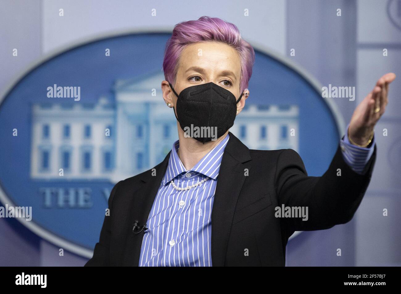 Washington, Stati Uniti. 24 Marzo 2021. Il giocatore professionista americano di calcio Megan Rapinoe ha la sua foto scattata sul podio della sala di briefing prima dell'evento per celebrare la Giornata della parità di retribuzione nella Sala da pranzo dello Stato della Casa Bianca a Washington, DC, il 24 marzo 2021. EQUAL Pay Day segna il tempo extra che una donna media negli Stati Uniti impiega per guadagnare la stessa retribuzione che i loro colleghi maschi hanno fatto l'anno civile precedente. Foto in piscina di Michael Reynolds/UPI Credit: UPI/Alamy Live News Foto Stock