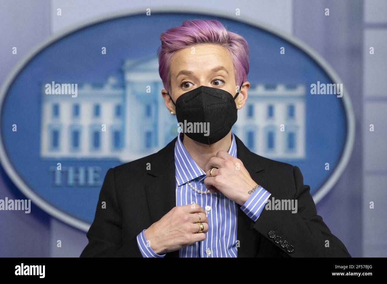 Washington, Stati Uniti. 24 Marzo 2021. Il giocatore professionista americano di calcio Megan Rapinoe ha la sua foto scattata sul podio della sala di briefing prima dell'evento per celebrare la Giornata della parità di retribuzione nella Sala da pranzo dello Stato della Casa Bianca a Washington, DC, il 24 marzo 2021. EQUAL Pay Day segna il tempo extra che una donna media negli Stati Uniti impiega per guadagnare la stessa retribuzione che i loro colleghi maschi hanno fatto l'anno civile precedente. Foto in piscina di Michael Reynolds/UPI Credit: UPI/Alamy Live News Foto Stock