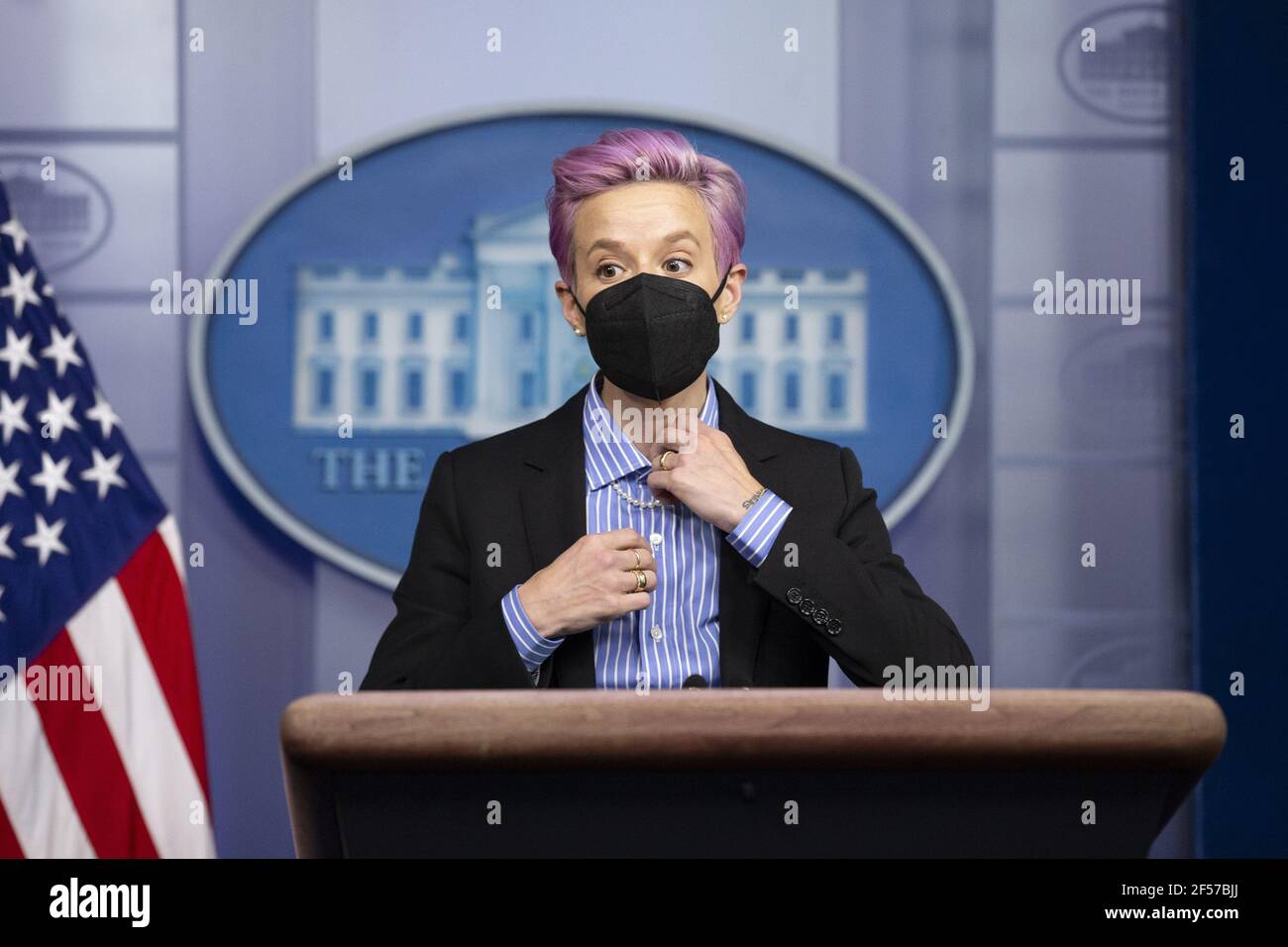 Washington, Stati Uniti. 24 Marzo 2021. Il giocatore professionista americano di calcio Megan Rapinoe ha la sua foto scattata sul podio della sala di briefing prima dell'evento per celebrare la Giornata della parità di retribuzione nella Sala da pranzo dello Stato della Casa Bianca a Washington, DC, il 24 marzo 2021. EQUAL Pay Day segna il tempo extra che una donna media negli Stati Uniti impiega per guadagnare la stessa retribuzione che i loro colleghi maschi hanno fatto l'anno civile precedente. Foto in piscina di Shawn Thew/UPI Credit: UPI/Alamy Live News Foto Stock