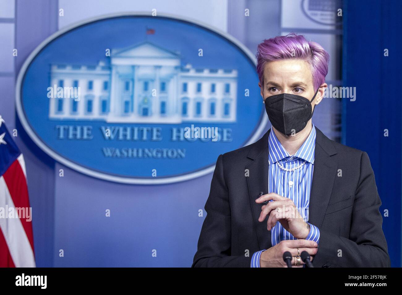 Washington, Stati Uniti. 24 Marzo 2021. Il giocatore professionista americano di calcio Megan Rapinoe ha la sua foto scattata sul podio della sala di briefing prima dell'evento per celebrare la Giornata della parità di retribuzione nella Sala da pranzo dello Stato della Casa Bianca a Washington, DC, il 24 marzo 2021. EQUAL Pay Day segna il tempo extra che una donna media negli Stati Uniti impiega per guadagnare la stessa retribuzione che i loro colleghi maschi hanno fatto l'anno civile precedente. Foto in piscina di Shawn Thew/UPI Credit: UPI/Alamy Live News Foto Stock