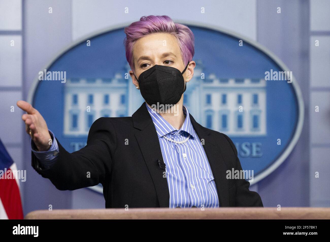 Washington, Stati Uniti. 24 Marzo 2021. Il giocatore professionista americano di calcio Megan Rapinoe ha la sua foto scattata sul podio della sala di briefing prima dell'evento per celebrare la Giornata della parità di retribuzione nella Sala da pranzo dello Stato della Casa Bianca a Washington, DC, il 24 marzo 2021. EQUAL Pay Day segna il tempo extra che una donna media negli Stati Uniti impiega per guadagnare la stessa retribuzione che i loro colleghi maschi hanno fatto l'anno civile precedente. Foto in piscina di Michael Reynolds/UPI Credit: UPI/Alamy Live News Foto Stock